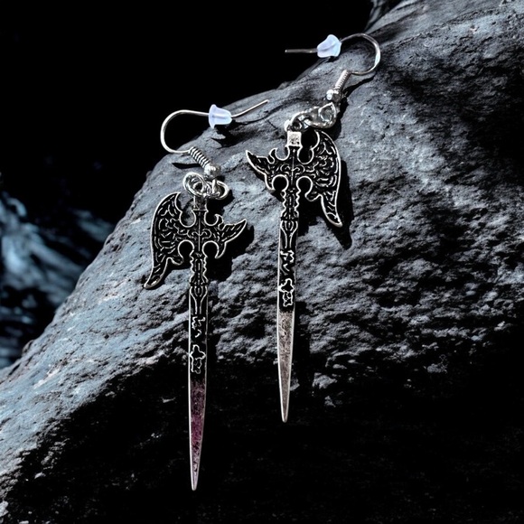 Stylish silver toned axe earrings with detailed design. Perfect for a DND player - Picture 7 of 15